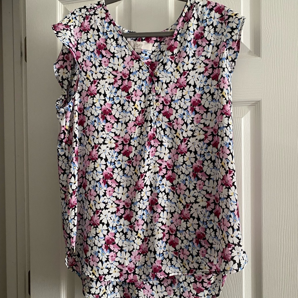NWOT. Loft Sleeveless Top. Size Large.